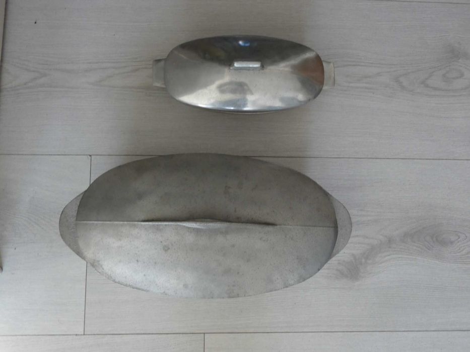 dwie aluminiowe  brytfanki