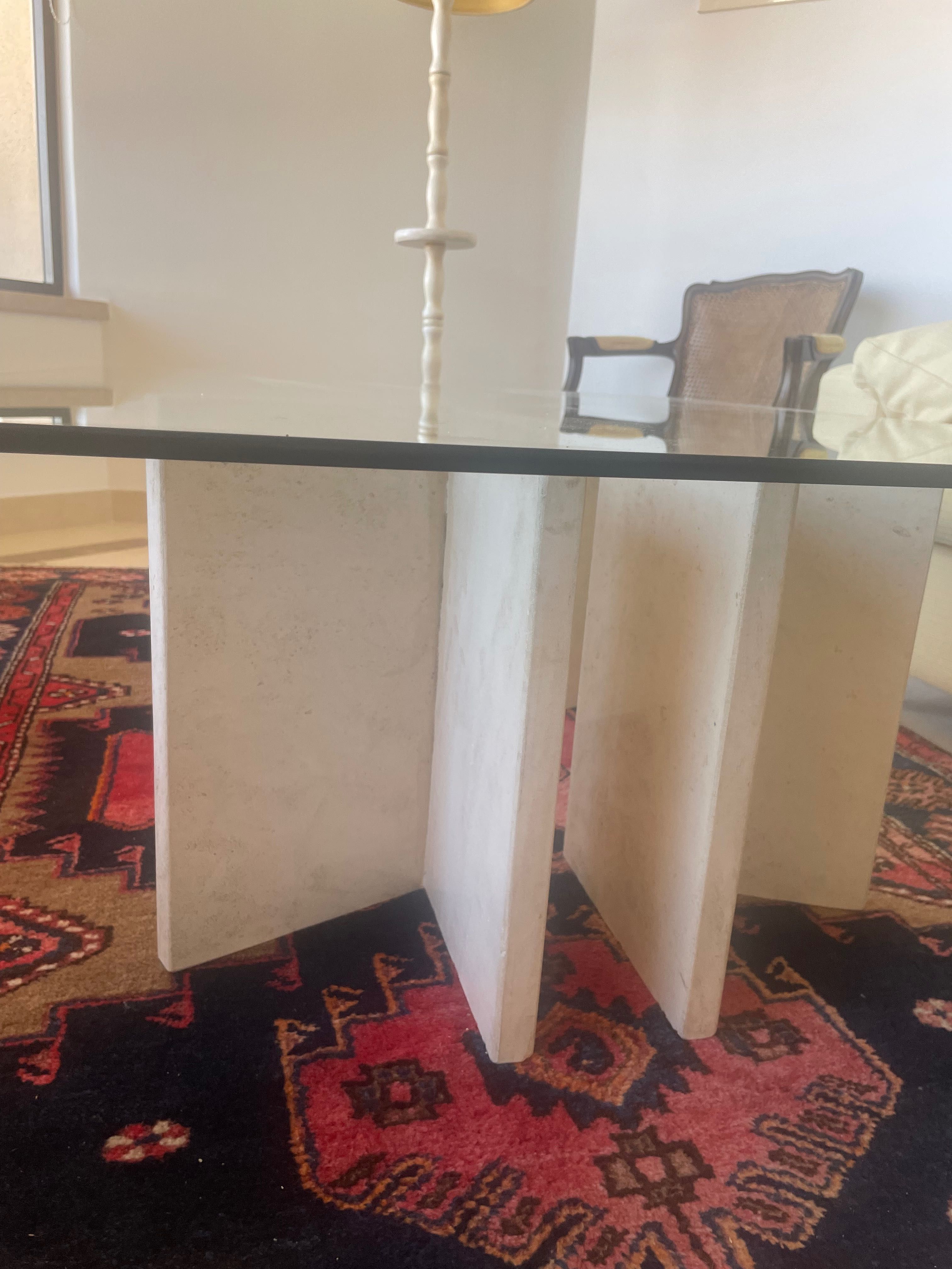 Mesa auxiliar de sala de cristal e pes de marmol