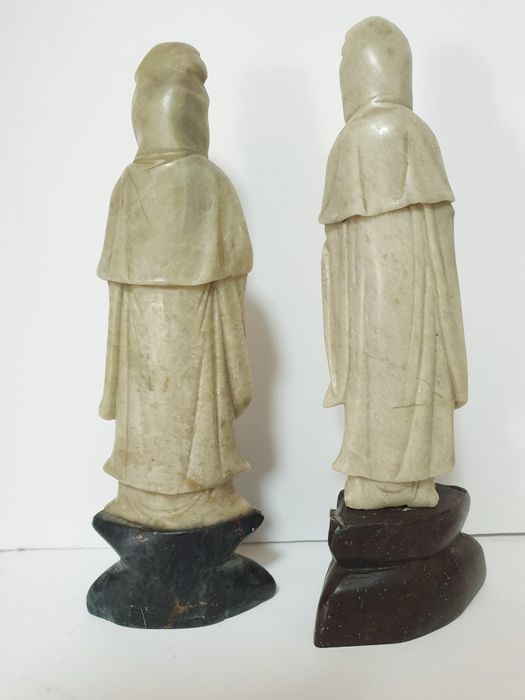 Lindas antigas esculturas asiáticas em pedra de sabão