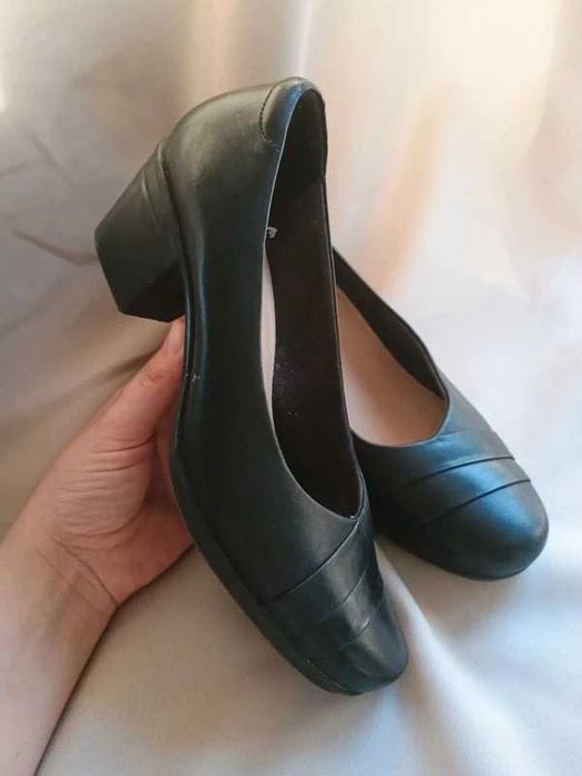 Skórzane czółenka ze skóry naturalnej buty na obcasie klocku Clarks 41