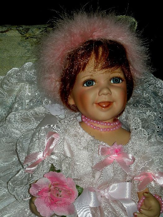 Lalka porcelanowa siedząca sygnowana Oncrown