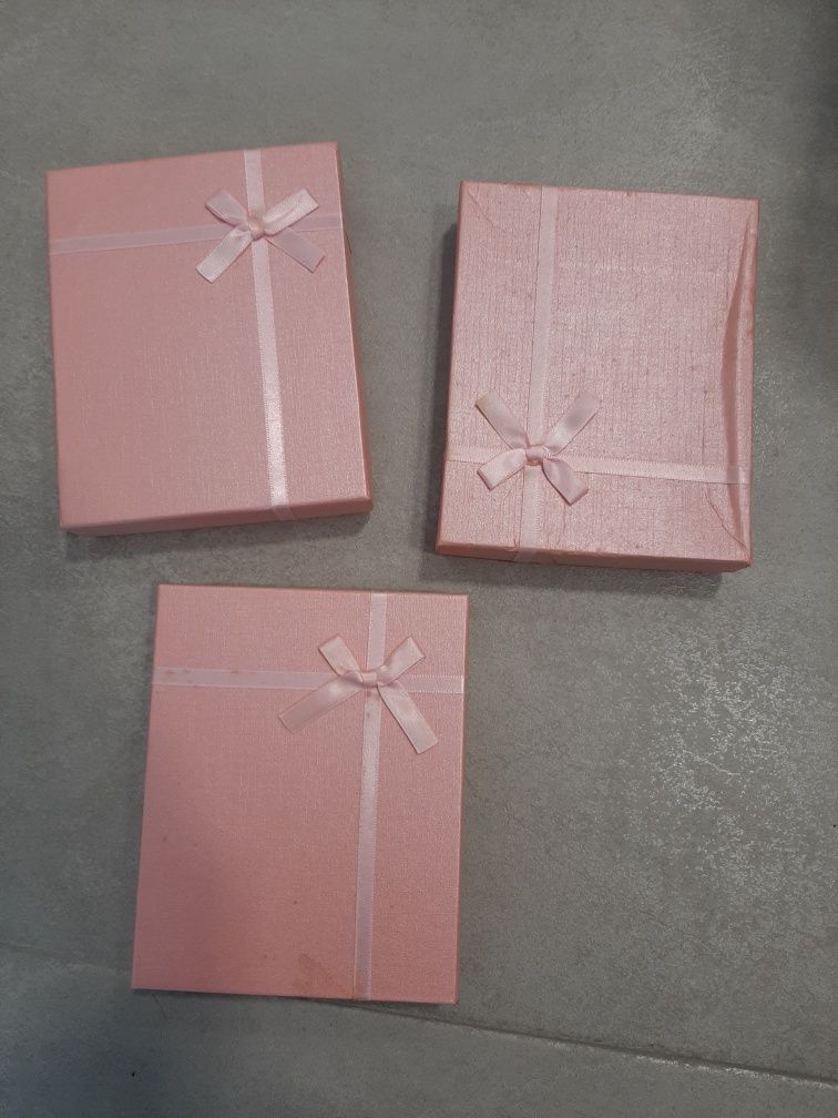 3 caixas rosa formato presente