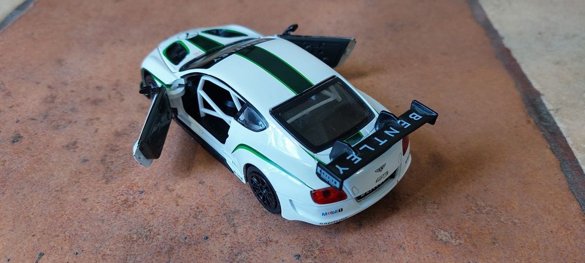 Модель авто Bentley 1:32