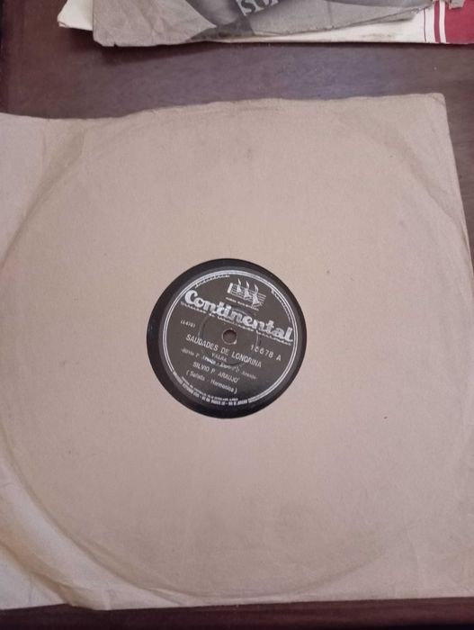 Vários discos de vinil antigos