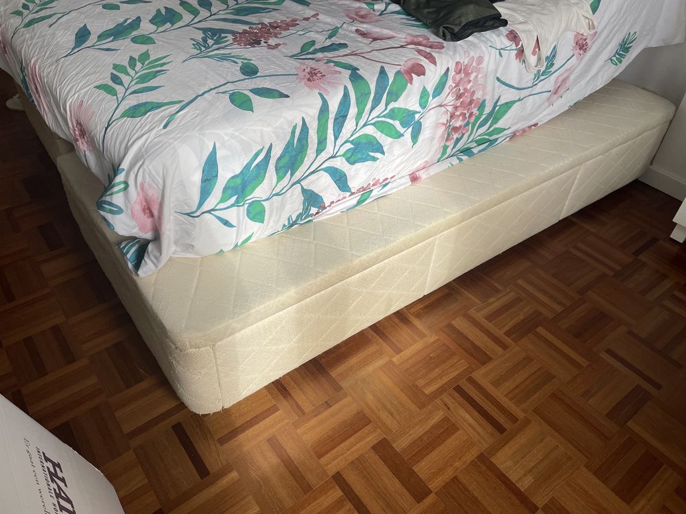 2 Sumiês com 2 gavetas cada um