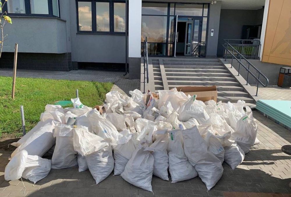 Вивіз сміття, хламу, гілок, трави, старих меблів, сміття після ремонту