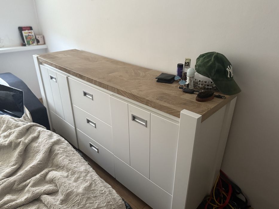 Biała komoda z drewnianym blatem