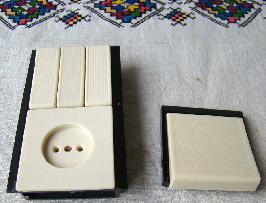 Блок вимикачів на три клавіші з розеткою новий, підрозетник часів ссср