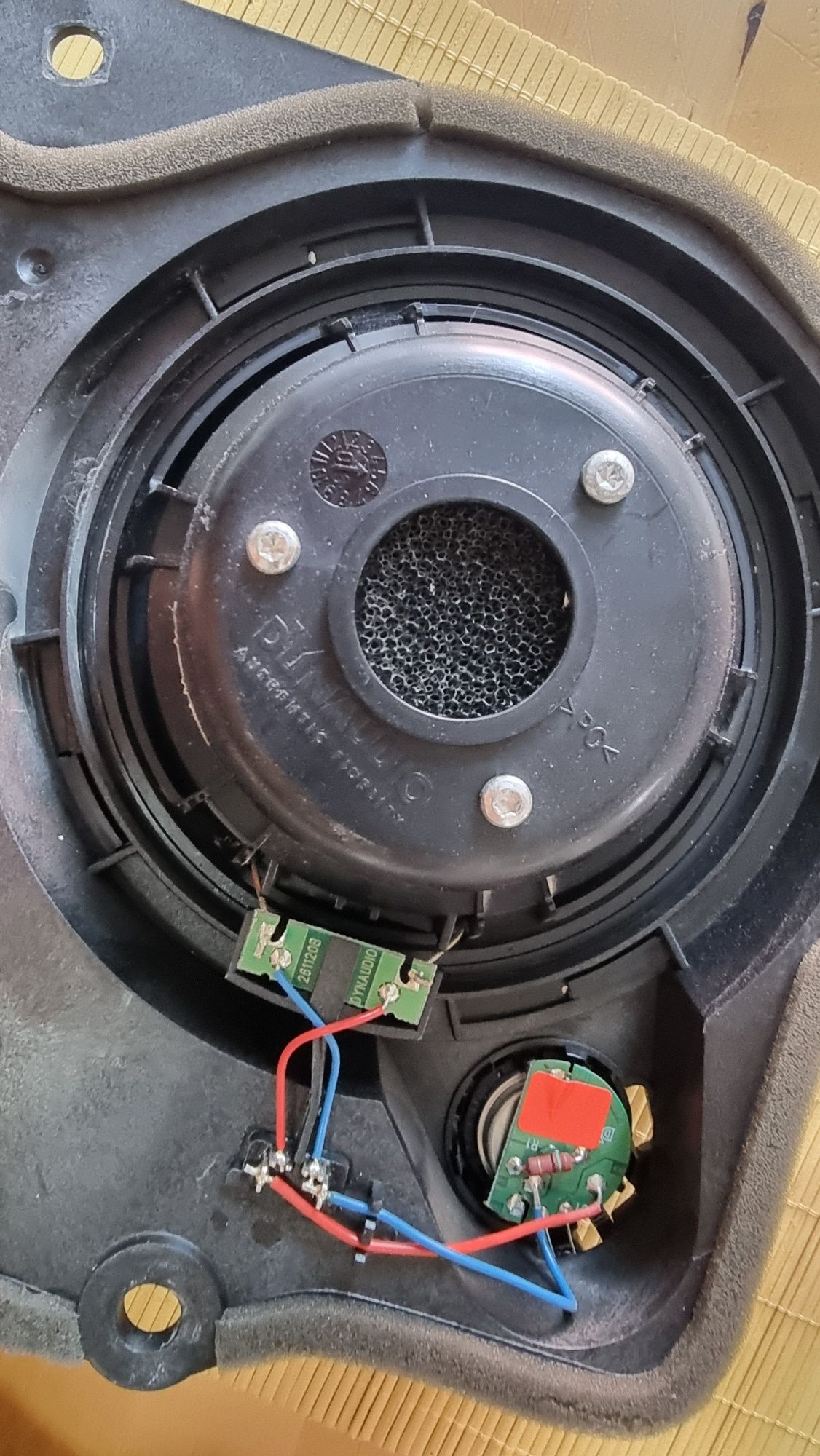 Colunas Dynaudio Volvo C30