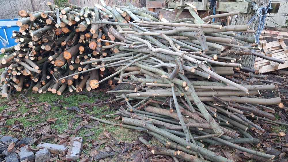 Drewno na opał czesciowo pociete na klocki