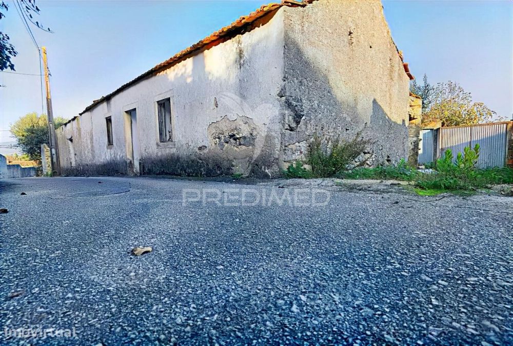 Moradia com terreno para restaurar na localidade do Malhou / Alcanena
