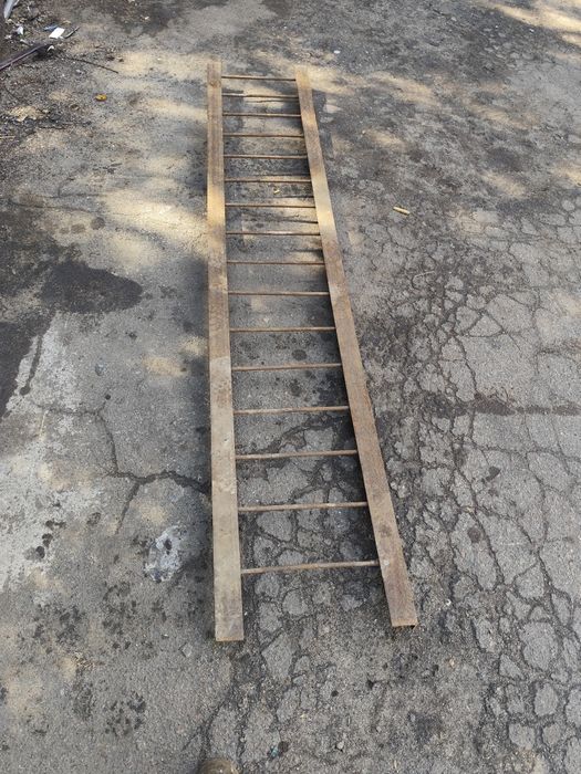 Продам лестницу металлическую