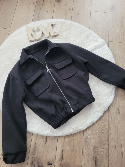 Czarna kurtka z dodatkiem wełny