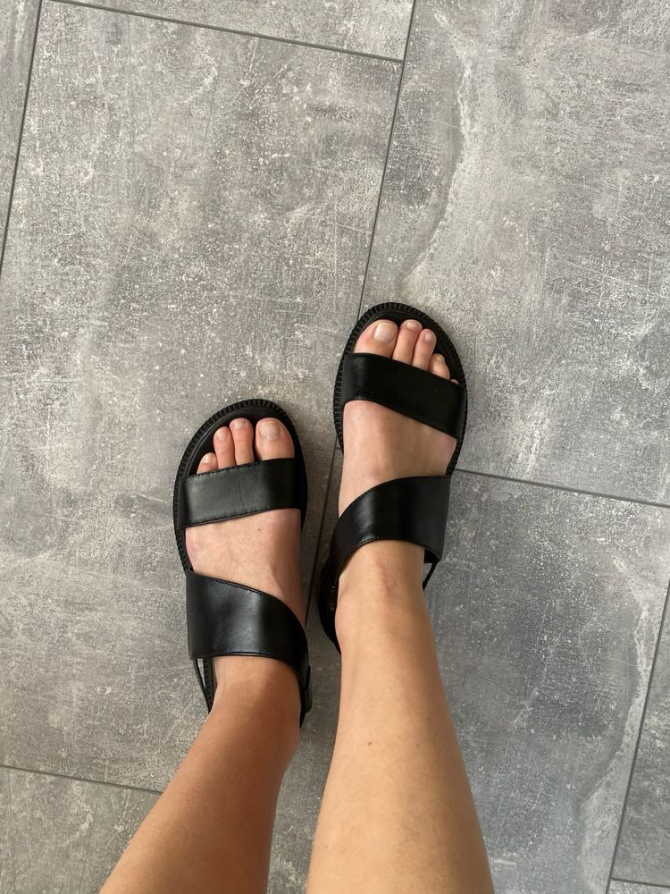 Босоніжки шкіряні чорні сандалі