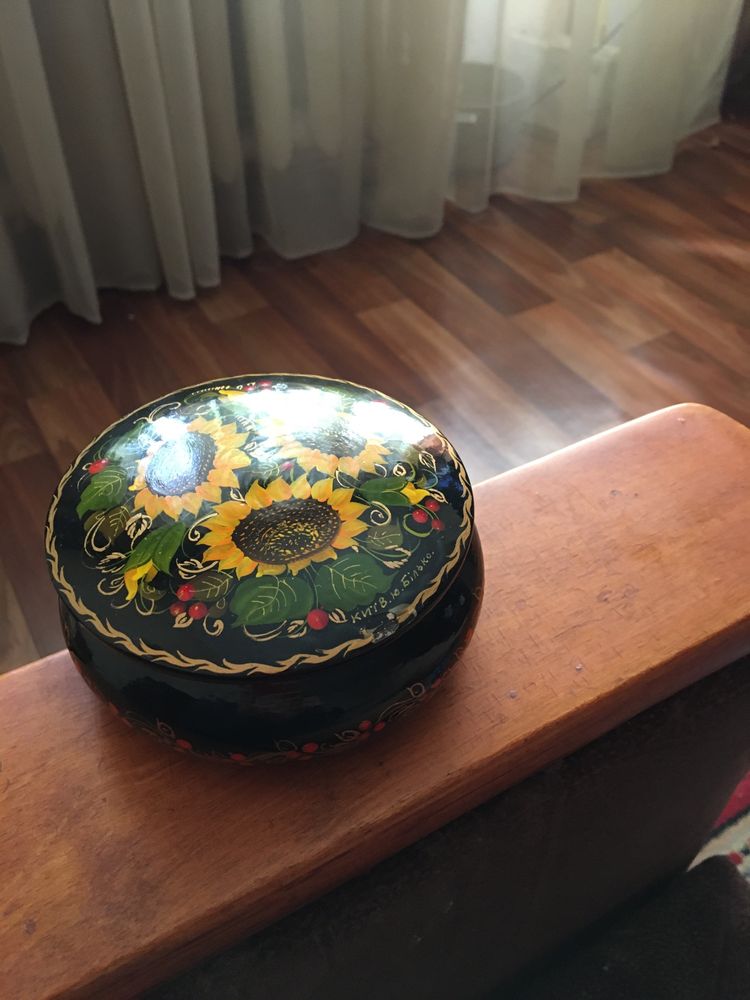 Продам лаковую шкатулку в стиле палех.