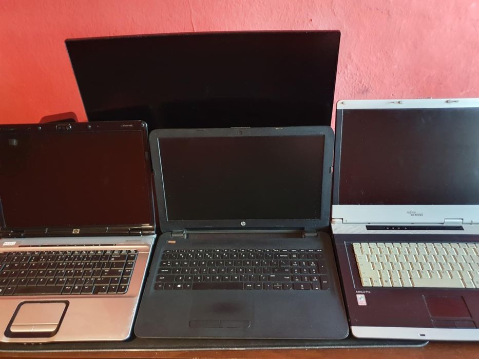 Zestaw trzech laptopów. Kompletne.