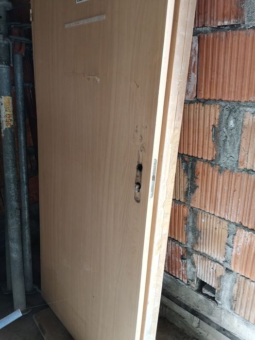 Sprzedam  lub zamienię drzwi wewnętrzne 90/lewe z futryną