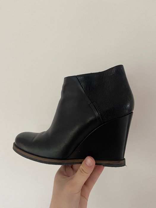 Buty na koturnie firmy „Carinii”