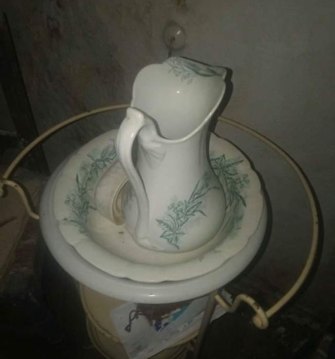 Conjunto de lavatório antigo