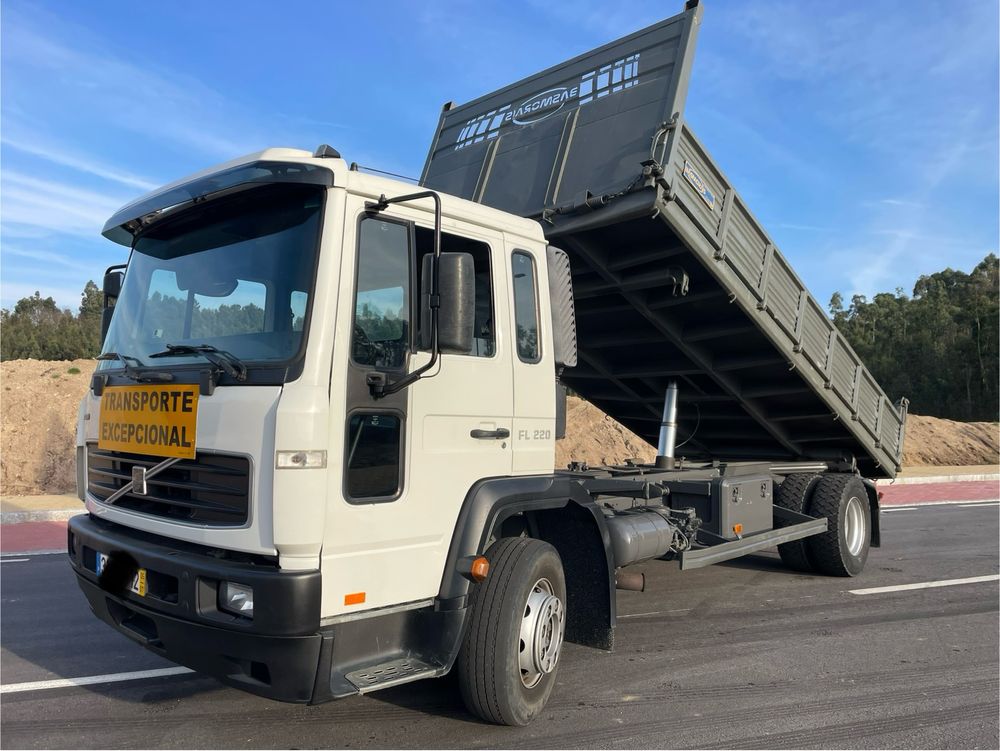 Camiao tribasculante Volvo Fl220