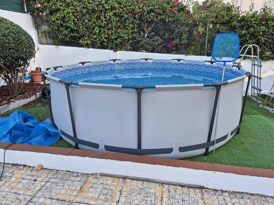 Piscina circular com 1 mes de uso. Tem incluido bomba e escada novas