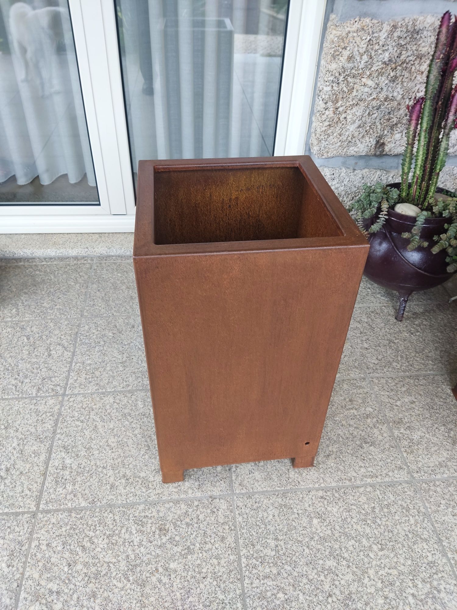 Vendo floreiras/vaseiras em aço corten mesmo sem enganos.