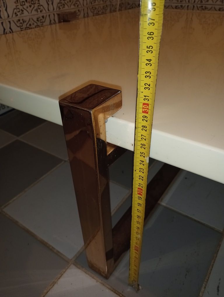 Mesa centro de cor branca e suporte dourado