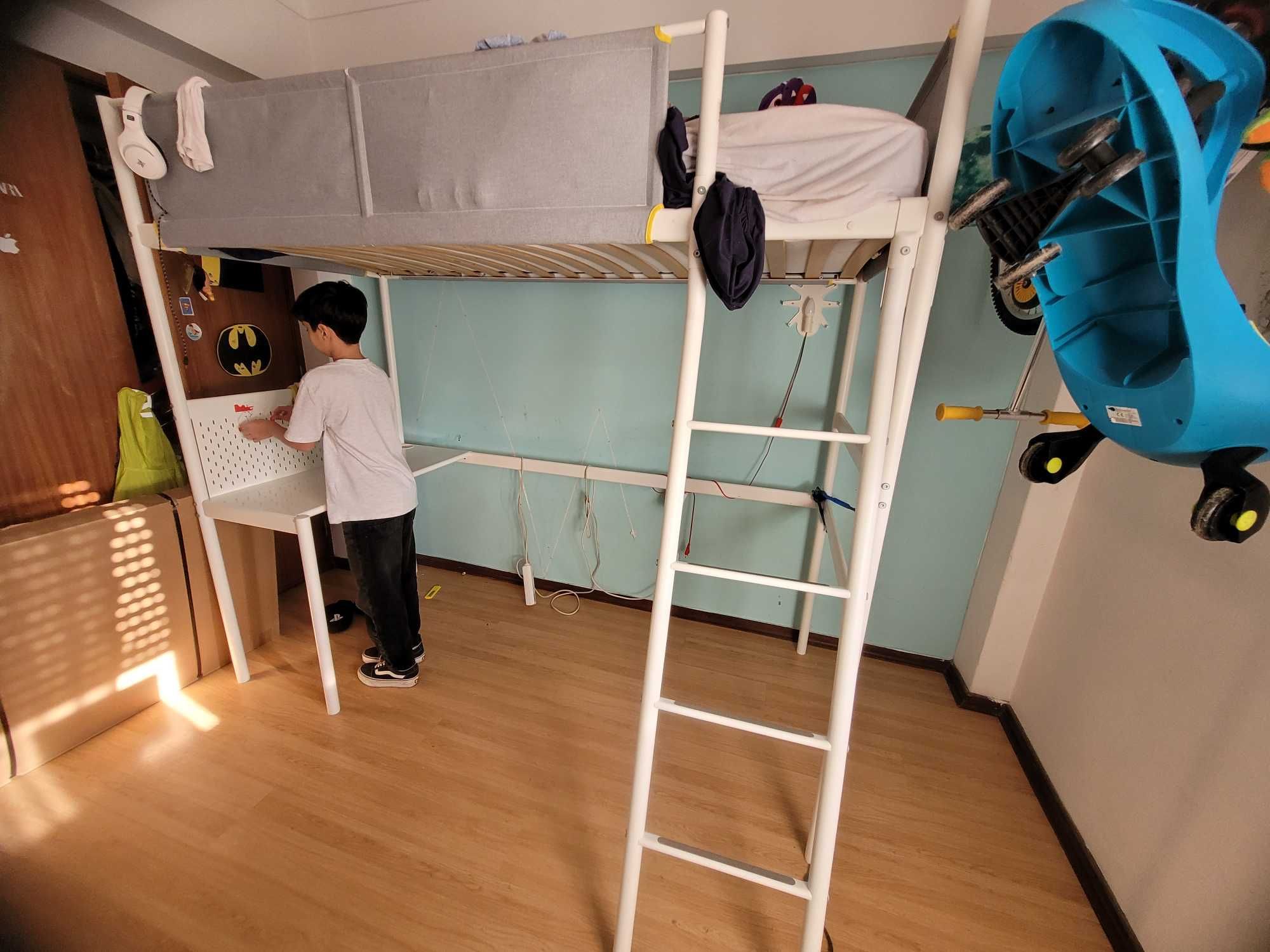 Cama com secretária