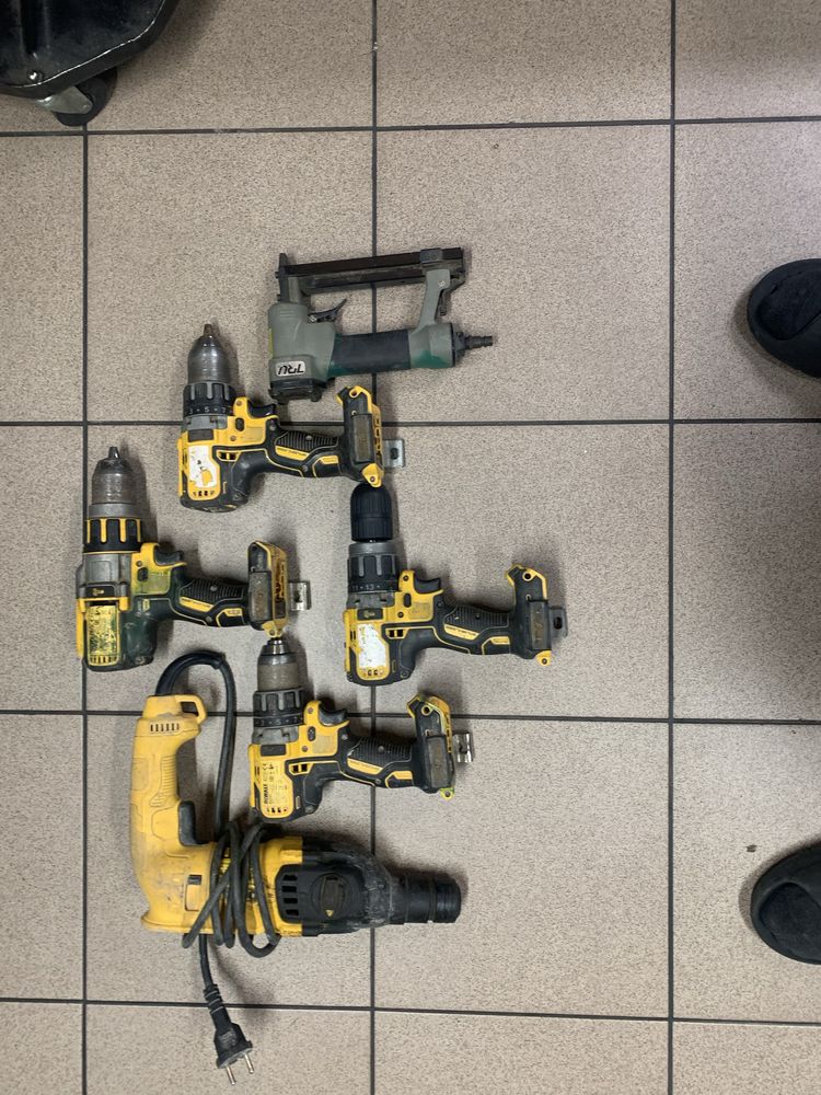 Zestaw wkretarko wiertarek z udarem DeWalt