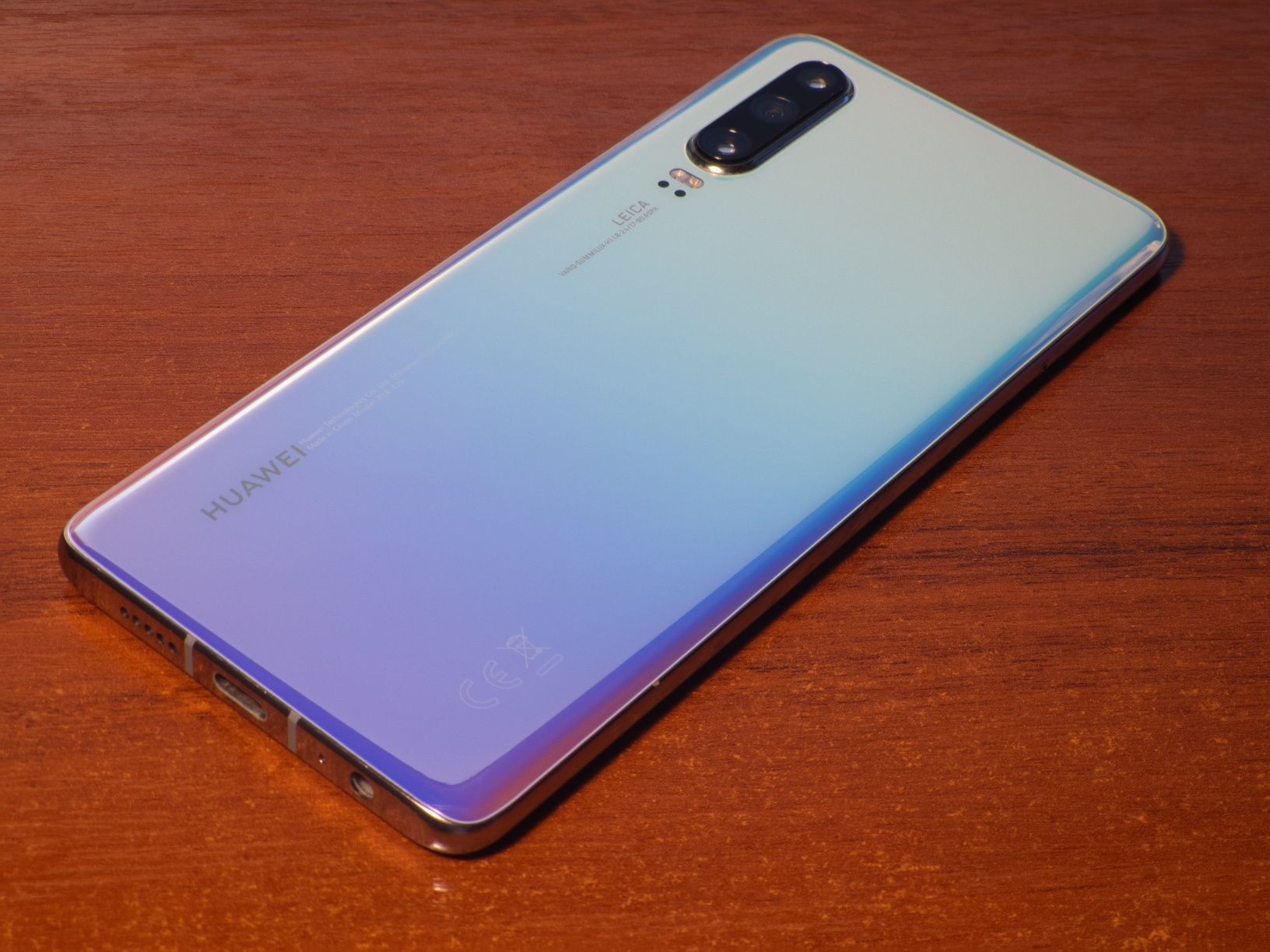 Huawei p30 с зарядкой, гарнитурой и чехлом.