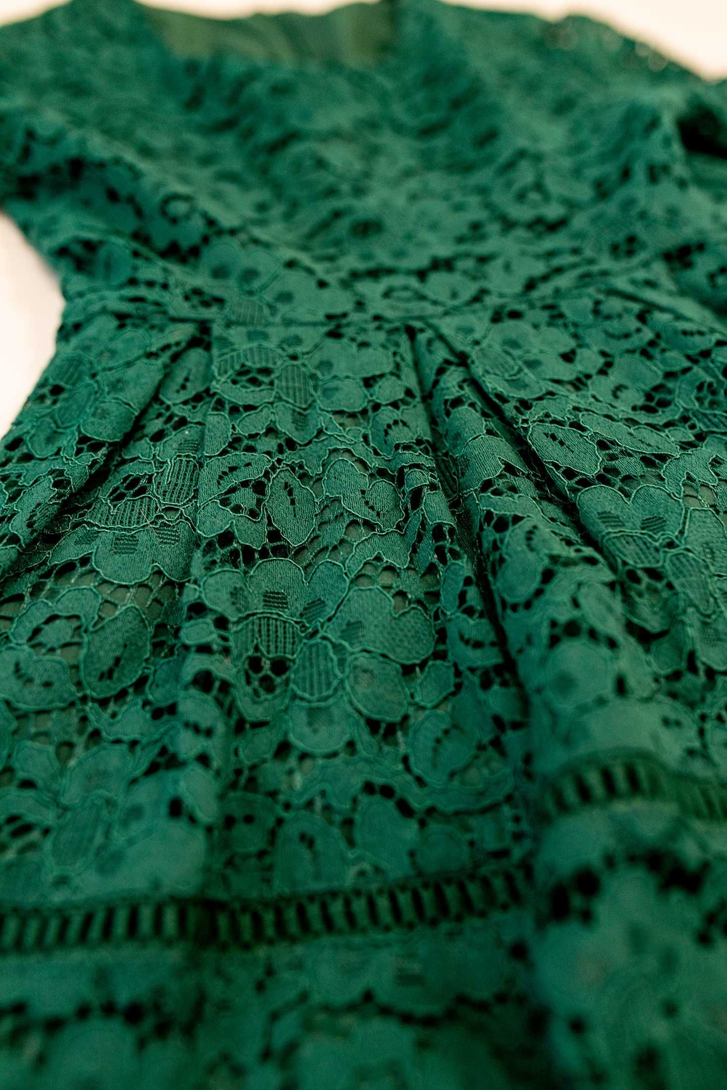 Zielona koronkowa sukienka Reserved r.122 butelkowa zieleń