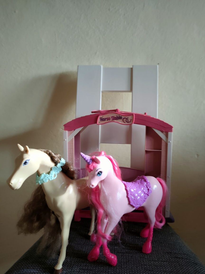 Stajnia dla koni Barbie