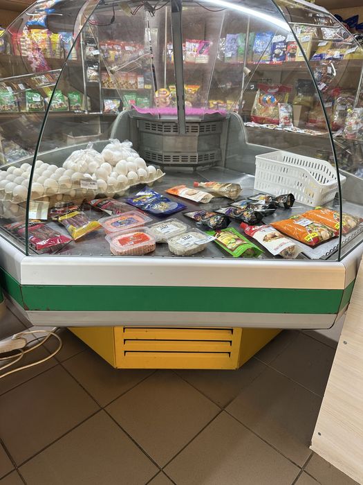 Холодильна вітрина торгова кутова