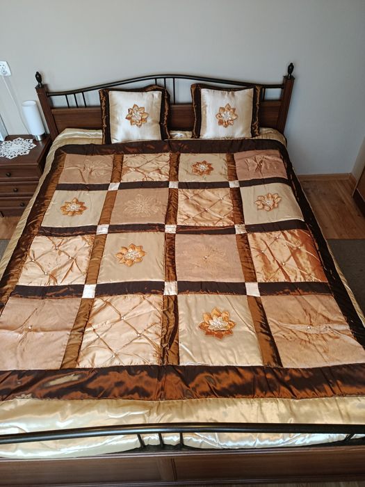 Sprzedam narzutę satynową 220/240 + 2 poduszki na łóżko sypialniane