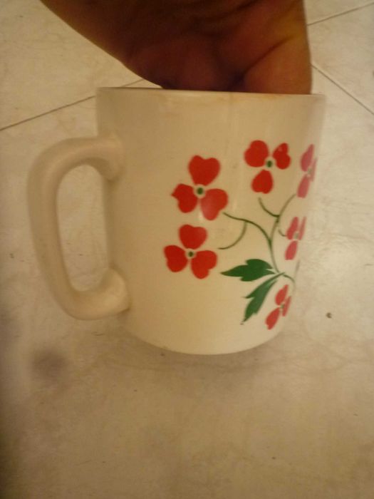 Caneca da antiga Fábrica de Sacavém pintada com motivos floraias