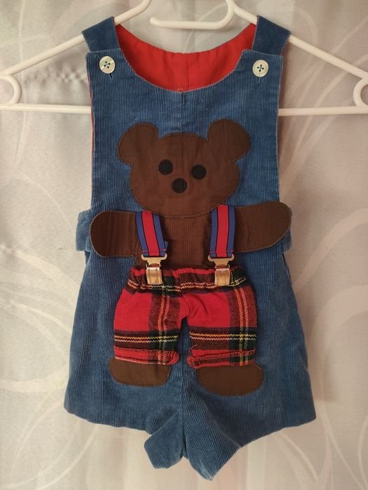 Kombinezon, spodenki, body na szeleczkach dla dziecka z misiem.