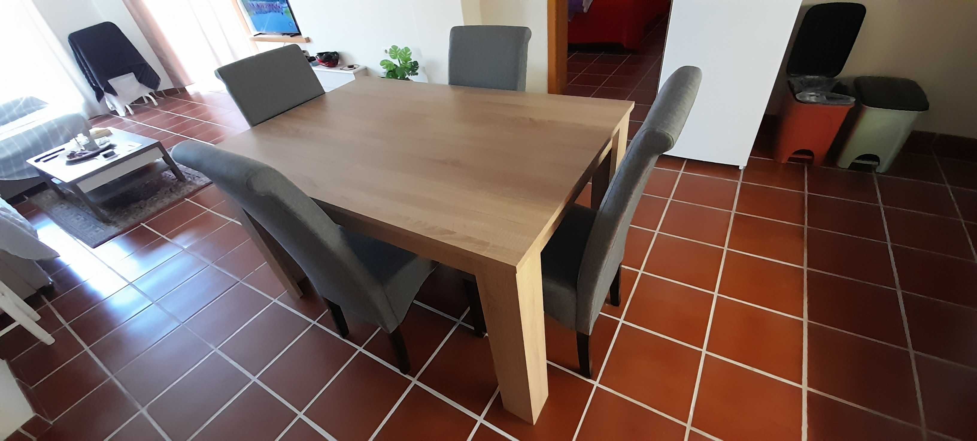 Mesa de jantar extensível com cadeiras