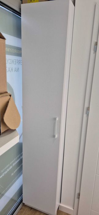 Szafa biała słupek na płaszcze
