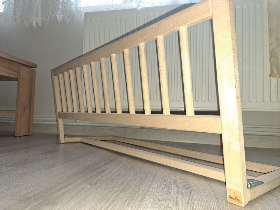 Barierka zabezpieczającą do łóżka drewniana
