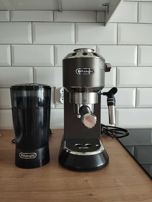 Ekspres DeLonghi Dedica + młynek DeLonghi KG 200