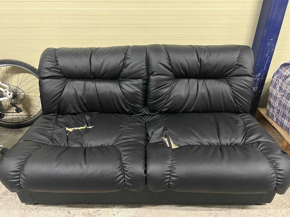Продам диван офісний шкіряний чорний, побребує відновлення