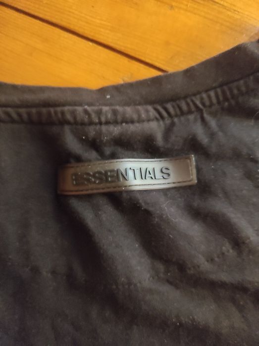 футболка essentials