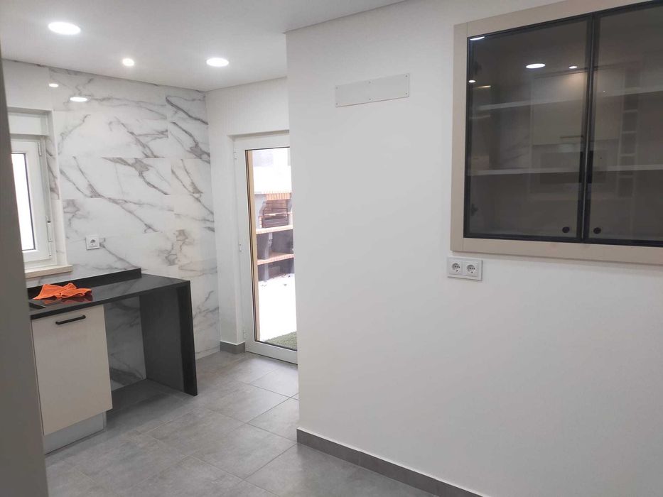 Moradia T2+1 com Logradouro no centro de São João da Talha