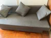 Sofá cama cinza Ikea com 3 almofadas