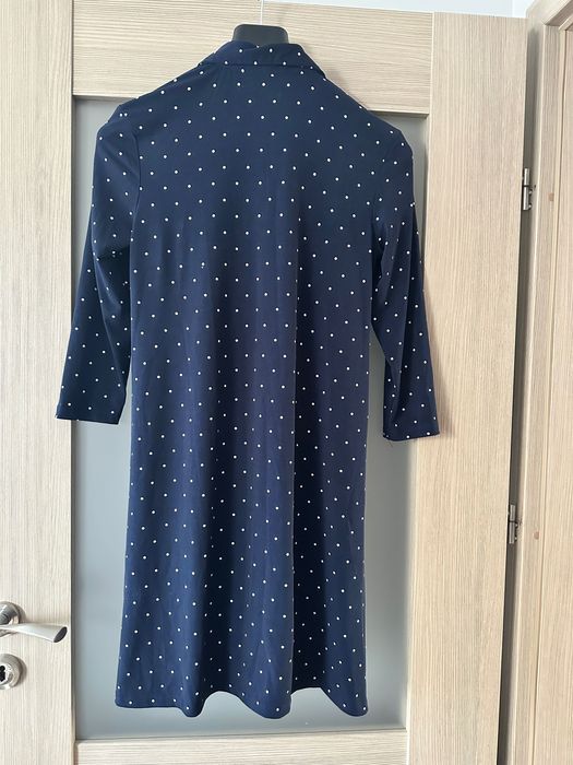 Granatowa sukienka w białe groszki. Na pomoc kotom bezdomnym.