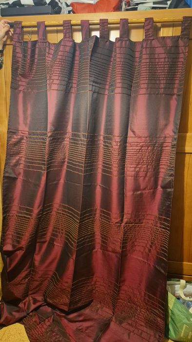 Três cortinas bordô metalizado