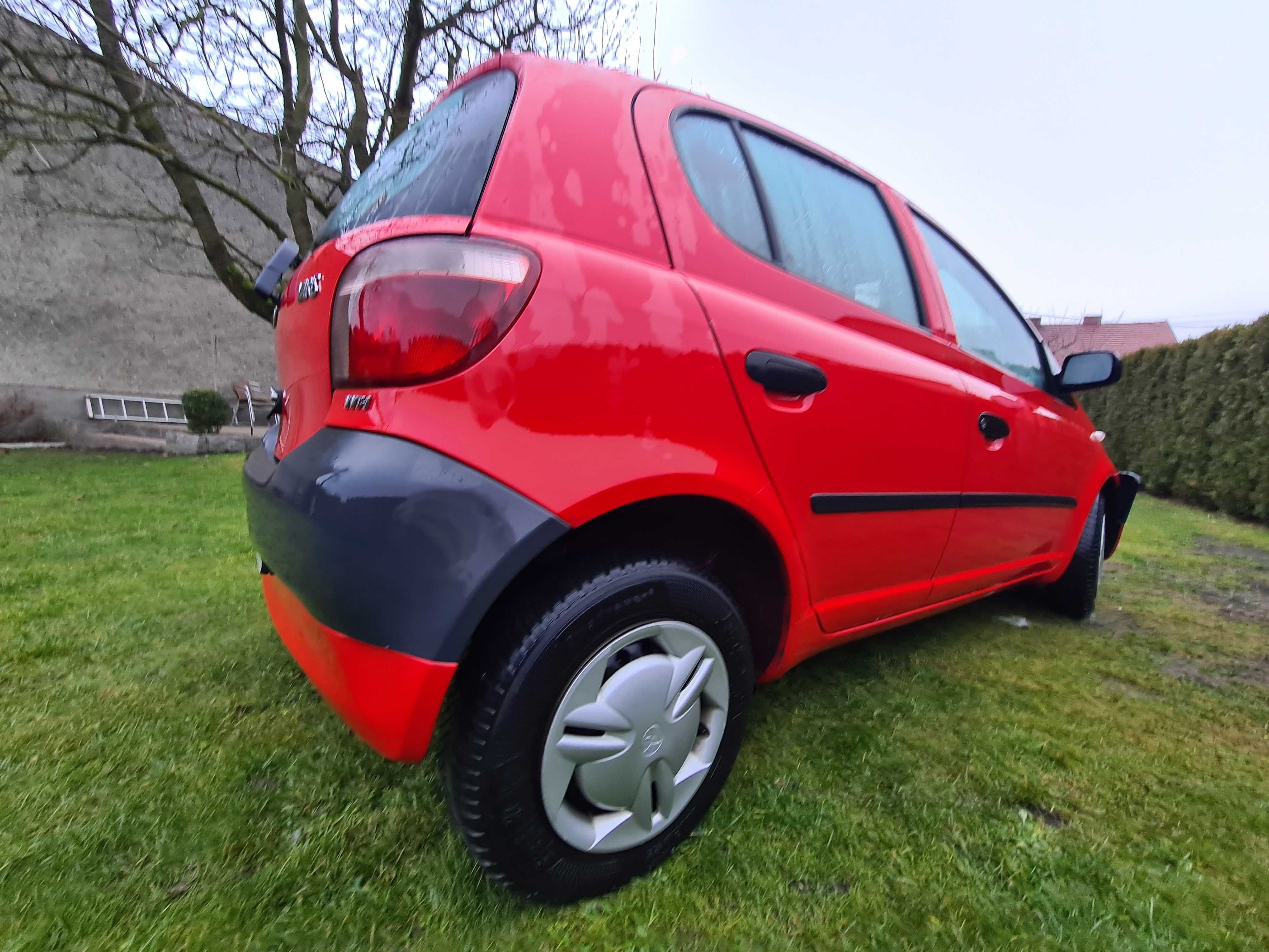 Toyota Yairs 1 2001 części elementy silnik  blacharskie idealny stan