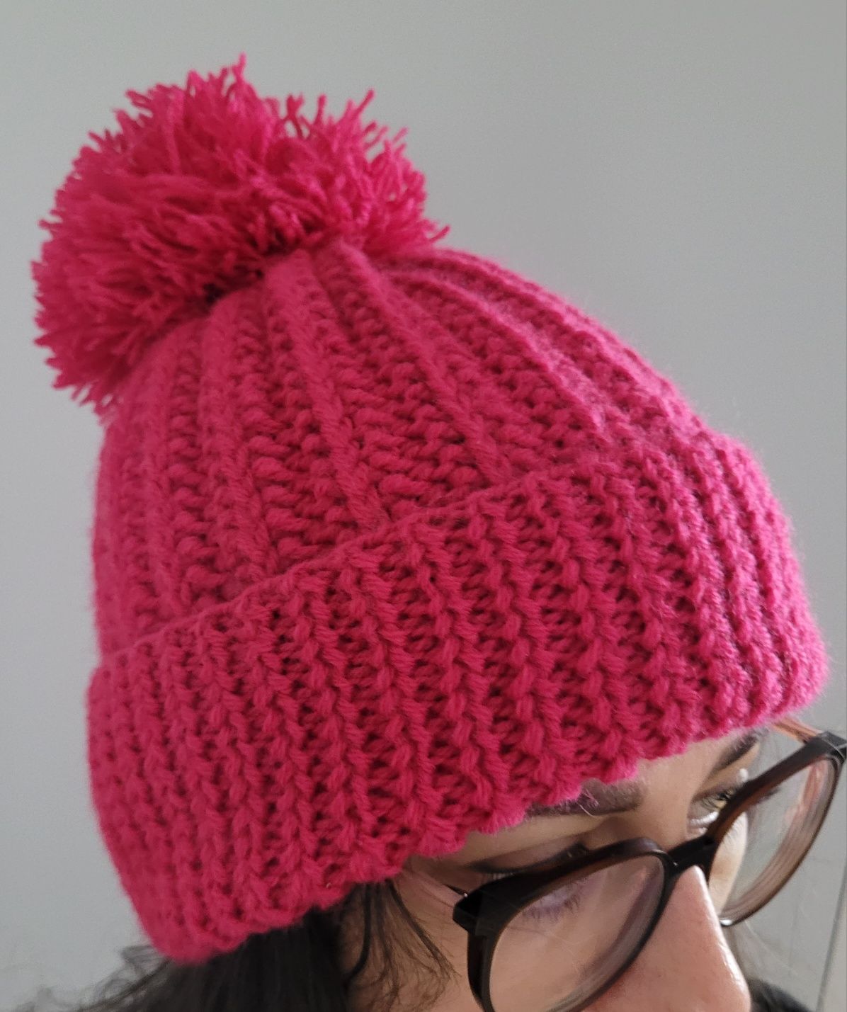 Różowa fuksjowa wełniana czapka z pomponem robiona na drutach