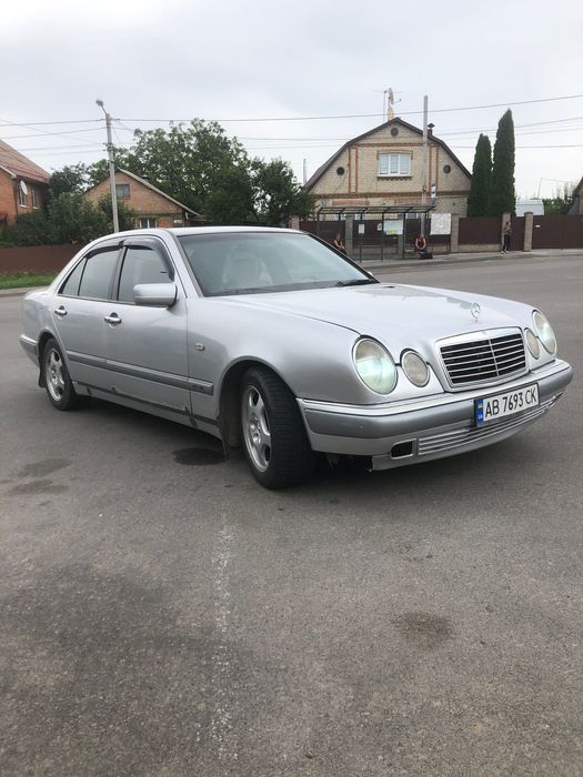 Mercedes-Benz E210