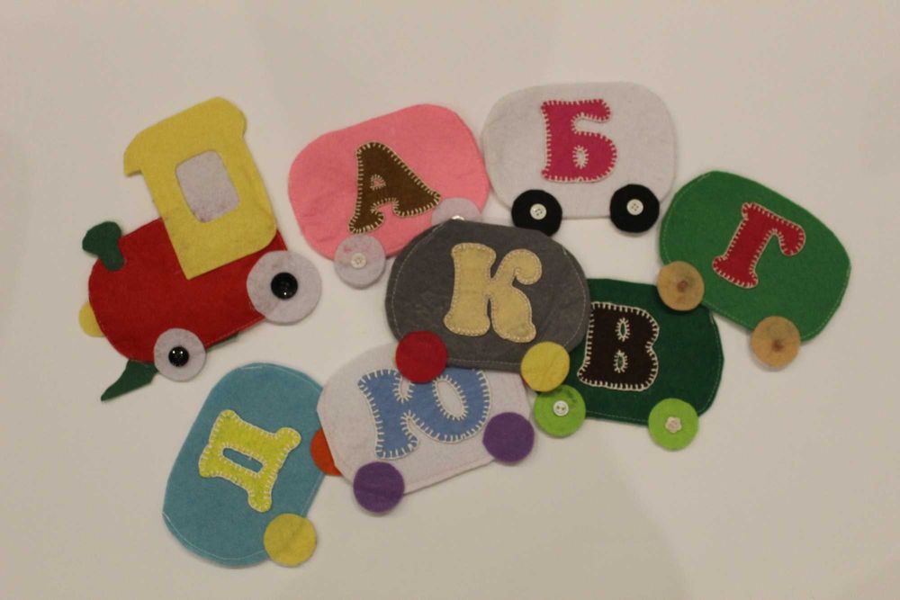 Український алфавіт поїзд з буквами